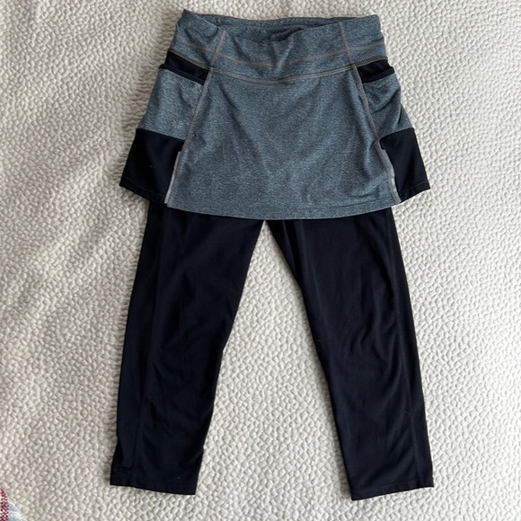 Athleta Pants - Athleta 2-in1 Be Free Skirted Capri Leggings Side Pockets, Back Zip Pocket XS